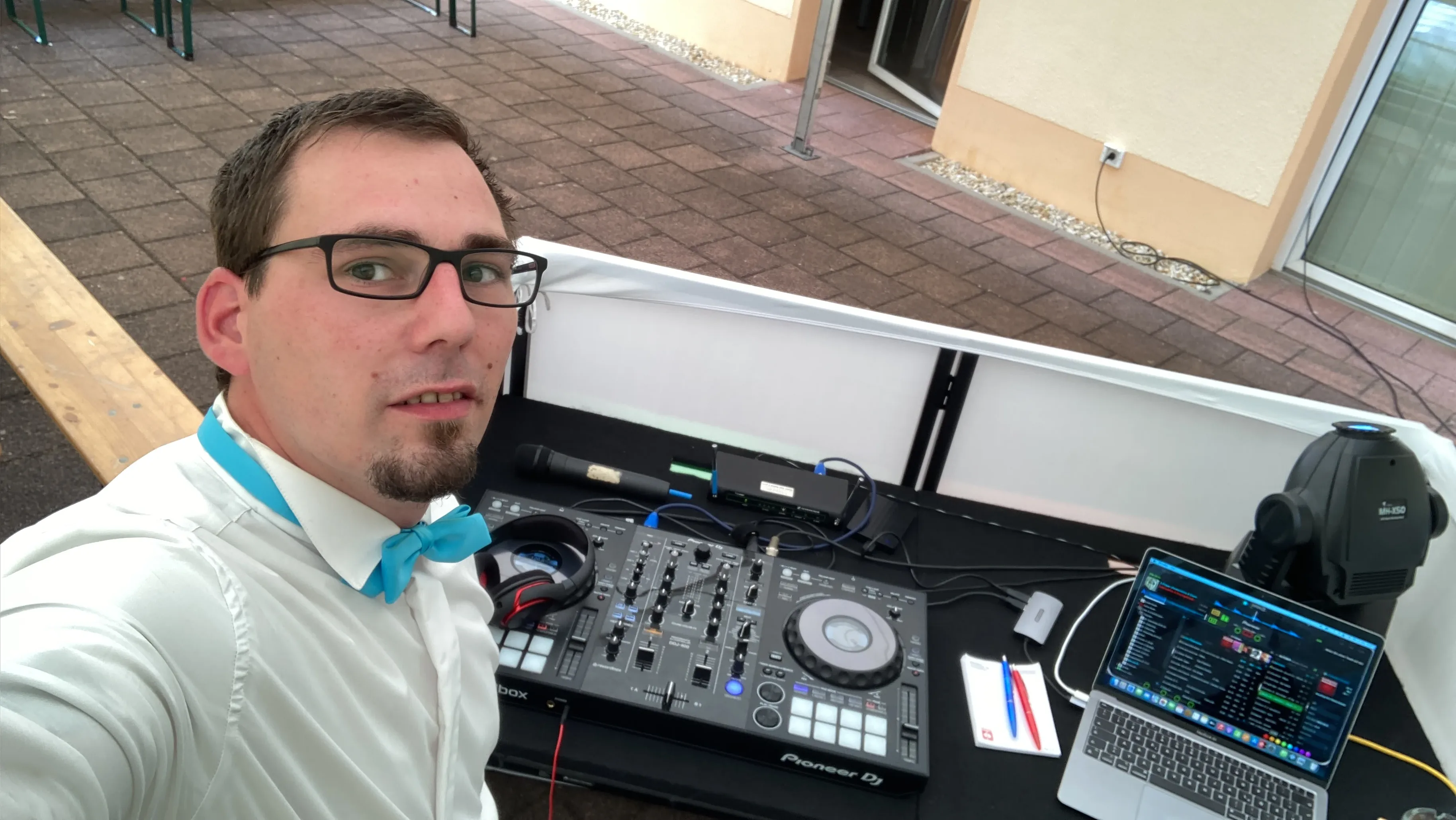 DJ André am DJ-Pult bei einer Feier